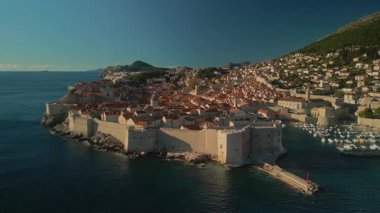 İnanılmaz bir kale Lovrijenac ve ünlü Dubrovnik limanı. Gök mavisi sahil kameraları hareket ediyor. Hırvatistan hava manzaralı güvenilir kaleler tarafından korunan ortaçağ kentinin keşfi
