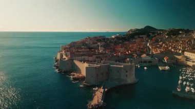 St Lawrence kalesi Dubrovnik tatil köyünde turistlerle karşılaşıyor. Sahil şeridi kameraları ilerliyor. Hırvatistan 'ın hava manzaralı yaz tatilinde büyük kaleli eski kenti ziyaret etmek