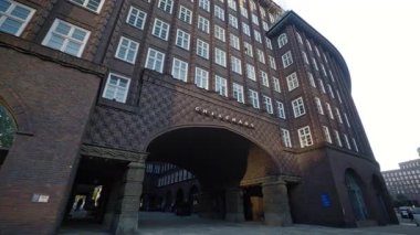 HAMBURG, GERMANY - 23 Eylül 2024: Kontorhaus bölgesindeki eski moda mimari kompleksi Chilehaus 'ta doğu tarzı kemer. Tarihi ofis binası turistleri tarihi yerleri ziyaret etmeye çekiyor
