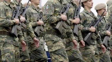 Vienna, AUSTRIA - 26 Ekim 2024: askerler ellerinde makineli tüfeklerle yürürler. Avusturya Bağımsızlık Günü onuruna düzenlenen festival yürüyüşünde üniformalı ciddi askerler anavatanlarını savunmaya hazır olduklarını gösterdiler.