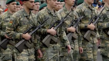 Vienna, AUSTRIA - 26 Ekim 2024: Makineli tüfekli askerler askeri geçit töreninde yürürler. Avusturya 'nın Bağımsızlık Günü onuruna düzenlenen festival yürüyüşünde askerlerin silah taşıma becerileri gösterildi