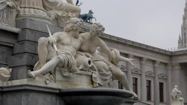 Viyana 'daki Avusturya Parlamentosu' nun önündeki Pallas Athena Çeşmesi 'ne yakın çekim. Mermer heykellerde bir sürahide akan suyla Yunan tanrıları resmediliyor.