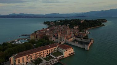 Sirmione, İtalya 'daki Scaligero Kalesi' nin insansız hava aracı görüntüleri. Tarihi kaleyi ele geçiriyor ve altın saat boyunca dağlarla çevrili eski kasabayı ele geçiriyor.