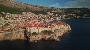 Tarihi Fort Lovrijenac ve deniz kıyısındaki küçük bir kasaba etrafta dolaşıyor. Hırvatistan 'ın Adriyatik deniz kıyısındaki ortaçağ mimari miras kalesi