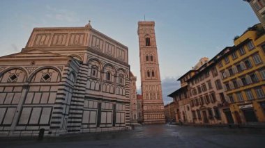 FLORENCE, İtalya - 15 Ağustos 2024: Avrupa 'da Giotto Bell Kulesi yakınlarında Aziz John' un Ruhsal Vaftizhanesi. Şehir meydanında mavi gökyüzüne karşı dini törenler için antik mimari