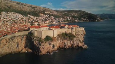 Ele geçirilemez ortaçağ kalesi Lovrijenac ve yüksek uçurumun kenarındaki sakin deniz kameraları hareket ediyor. Dubrovnik Hırvatistan 'ın popüler turistik kalesi. Seyahat hedefi