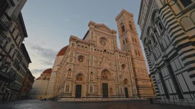 FLORENCE, ITALY - 15 Ağustos 2024: Çiçek kilisesi olan Old St Mary ve Avrupa şehir meydanındaki Giotto Bell Tower. Mozaik, Santa Maria del Fiore cephesinde, şehir merkezinde, alacakaranlıkta. Tarihi binalar