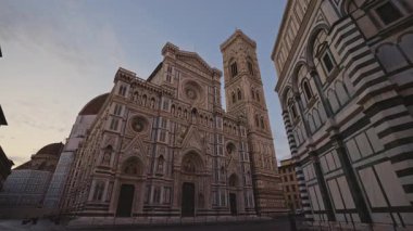 FLORENCE, ITALY - 15 Ağustos 2024: Santa Maria del Fiore kilise cephesi eski kasaba merkezinde Aziz John 'un Baptistery ile. Alacakaranlıktaki meydandaki dini törenler için harika ortaçağ binaları.