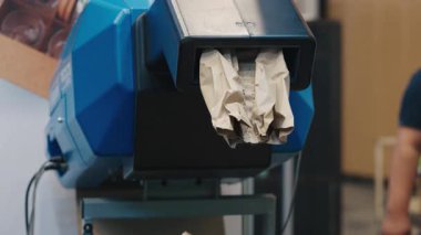 Otomatik kağıt yastık makinesi koruyucu paketleme çözümleri için buruşuk kraft dolgusu üretir. Modern çevre dostu paketleme teknolojisi kullanımda