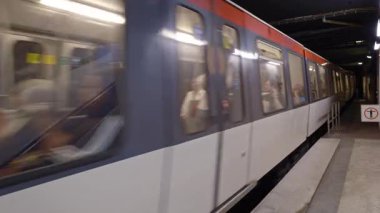 HAMBURG, Almanya - 23 Eylül 2024: Şehir metrosundan ayrılan yolcularla dolu konforlu tren. Şehir altyapısında hızlı ulaşım ile şehri geçmek için kolay bir yol. Toplu taşıma hizmeti