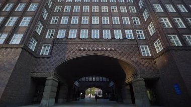 HAMBURG, GERMANY - 23 Eylül 2024: Eski Kontorhaus bölgesindeki Chilehaus mimari yapısında sütunları olan zarif kemer. Yüz yıllık ofis binası ziyaretçileri kente çekiyor