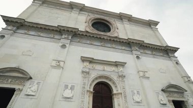 Lugano, İsviçre - 2 Ocak 2017: Eski Majestic Lugano Katedrali. Antik Roma Katolik Kilisesi 'nin alçak görüşü. Tapınaktaki güzel Stucco. İnşaat, Tapınaklar, Katedral Konsepti