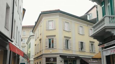 Lugano, İsviçre 2 Ocak 2017 İtalyan Mimarisi. Eski Güzel Sokak Picturesque Cafe 'lerle dolu. Yemek Restoranlarıyla dolu bir cadde. Seyahat ve Turizm Konsepti