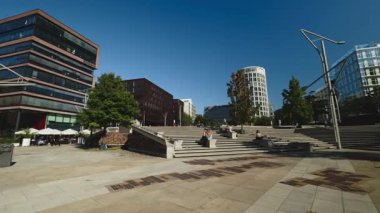 HAMBURG, GERMANY - 23 Eylül 2024: Macellan Terasları ve kentteki modern ticari binalar. Şehir merkezinde dinlenmek için bir yer. Güneşli yaz gününde mavi gökyüzünün altındaki şehir manzarası