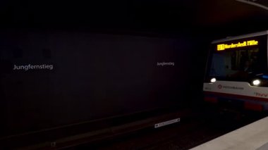 HAMBURG, Almanya - 23 Eylül 2024: Büyük pencereli ve yolcuları olan çağdaş tren şehir metro istasyonuna ulaşır. Hızlı ve rahat toplu taşıma Metropolis 'te insanlara biniyor
