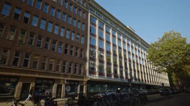 HAMBURG, Almanya - 23 Eylül 2024: yenilenmiş sanayi bölgesinde ayna camlı eski ofis binası. Şehrin sokaktaki iş merkezinin klasik mimari tarzı. Şehir altyapı sahnesi