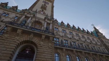 HAMBURG, ALMANY - 23 Eylül 2024: Rönesans tarzı belediye binası ön cephe ve saat kulesi Altstadt 'ta düşük açılı çekim. İdari Bina Müdürlüğü, kentteki son zaman dilimini gösteriyor