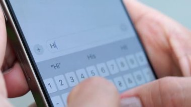 Bir kadın dışarıda akıllı telefondan arkadaşının yerini soran bir mesaj atıyor. Kadın, sokakta eş beklerken sanal klavyeyle cep telefonu ekranında mesaj yazar