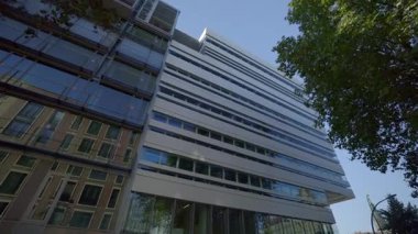 Şehir merkezinde cam cepheli bir ticari şirket binası. Şehir caddesindeki ofis merkezi mimar projesi. Yenilenmiş sanayi bloğu