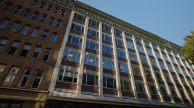 Yeniden tasarlanmış sanayi bölgesinde eski ofis binasının ön cephesinde büyük pencereler var. Şehir merkezindeki kentsel iş merkezinin tarihi mimari tarzı. Şehir hayatı