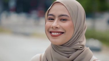 Güzel Malezyalı kadın portresi şifon tesettürlü tesettürlü açık havada geniş açıkta duruyor. Çekici Müslüman kadın şehir manzarasında mutluluk yayıyor. Irksal hoşgörü