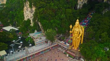 Malezya 'daki Batu Mağaraları' nın görüntülerinde altın Lord Murugan heykeli, renkli tapınak kompleksi ve dramatik kireçtaşı kayalıklarına kurulmuş gökkuşağı merdivenleri görülüyor..