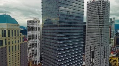 Kentsel bir iş bölgesindeki yüksek gökdelenlerin ve modern gökdelenlerin hava görüntüleri, mimari, yansımalar ve metropoliten yaşam tarzını gösteriyor..