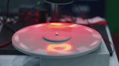 Modern teknoloji ve üretim sürecinde denetim ve kalibrasyon için kullanılan kırmızı lazer ışığıyla dönen bir makine bileşenini kapat.