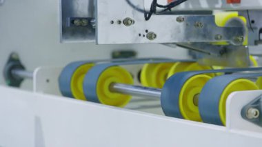 Modern endüstriyel baskı makinesi içinde karton çarşaflar taşıyan sarı ve mavi taşıyıcıları kapat.