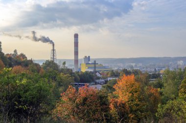 Polonya 'nın Gdynia kentindeki elektrik santralinin bacalarının görüntüsü