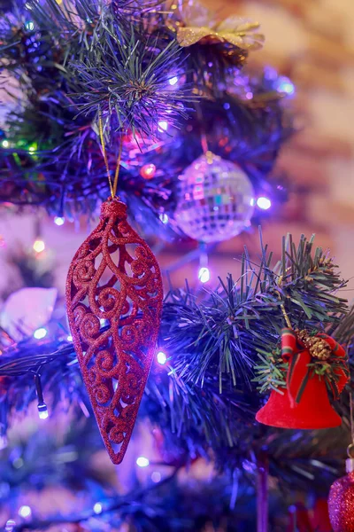 Noel ağacında dikdörtgen kırmızı Noel ağacı topu