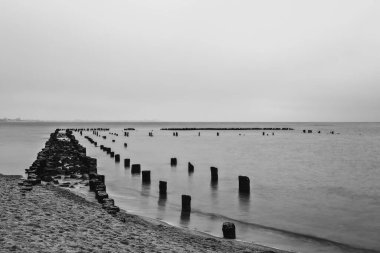 Polonya 'nın Gdynia şehrinde siyah beyaz bir iskelenin kalıntıları.