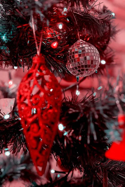 Noel ağacında asılı dikdörtgen kırmızı Noel süslemesi