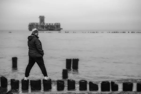 Polonya, Gdynia 'da bir dalgakıranın üzerinde geriye doğru duran bir kadın.