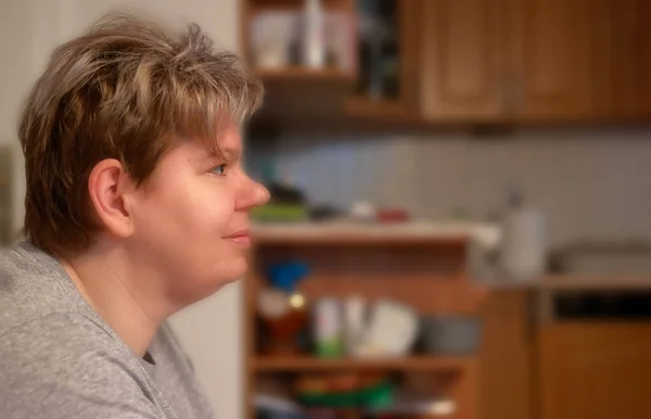 Evdeki bir kadının portresi.