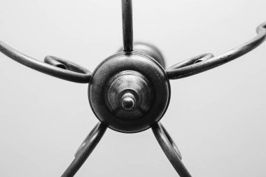 Odadaki tavandan sarkan avizenin merkezi kısmı.