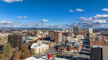 Spokane şehir merkezi manzaralı ana cadde kenti.