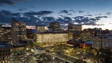 Spokane gün batımı şehir merkezi kule ana cadde gece alacakaranlığı