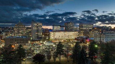 Spokane gün batımı şehir merkezi kule ana cadde gece alacakaranlığı