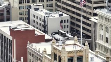 Amerikan bayrağı Spokane şehir merkezinin çatısı İHA görüntüsü