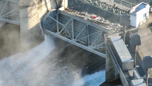 上のスポークンはダム空中ドローンビュー朝の冬に落ちる — ストック動画