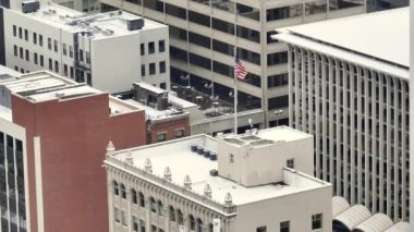 Amerikan bayrağı Spokane şehir merkezinin çatısı İHA görüntüsü