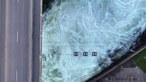 斯波坎桥河上的空中独木舟无人驾驶飞机 — 图库视频影像