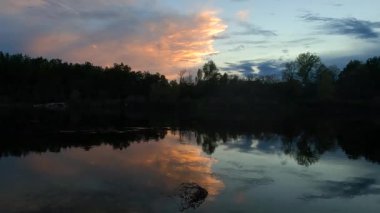 Sonbaharda üzerinde göl günbatımı