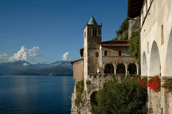 Göldeki inziva yeri.