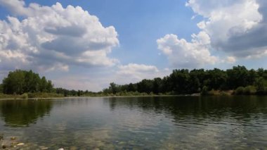 Nehrin üzerindeki bulutlar