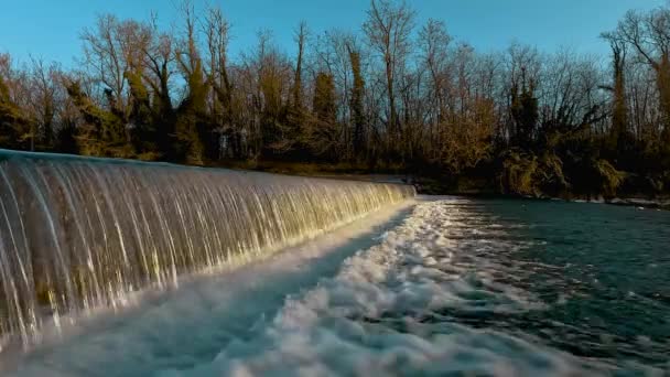 Νερό Που Ρέει Στο Ποτάμι — Αρχείο Βίντεο