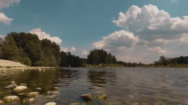 Avrupa 'daki ulusal parkta göl ve orman