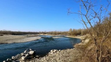 Ticino nehri ve bulutlarıyla manzara