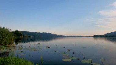 Kuzey İtalya 'da Comabbio Gölü' nde gün batımı